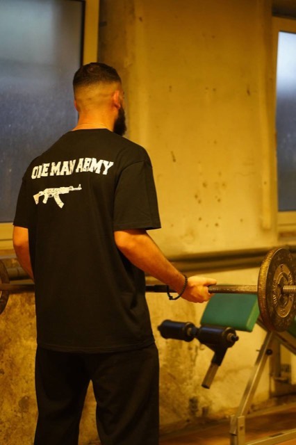 Philippos im Gym an der Langhantel